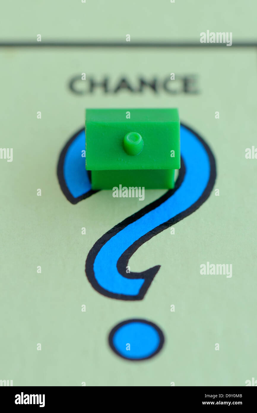 Un concetto di immagine che mostra il monopolio della scheda di gioco, una casa sul "caso" square. Foto Stock