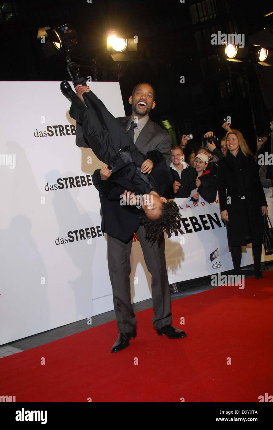 Will Smith e il figlio Jaden presso il tedesco premiere di " La ricerca della felicità" il 9 gennaio 2007. Foto Stock