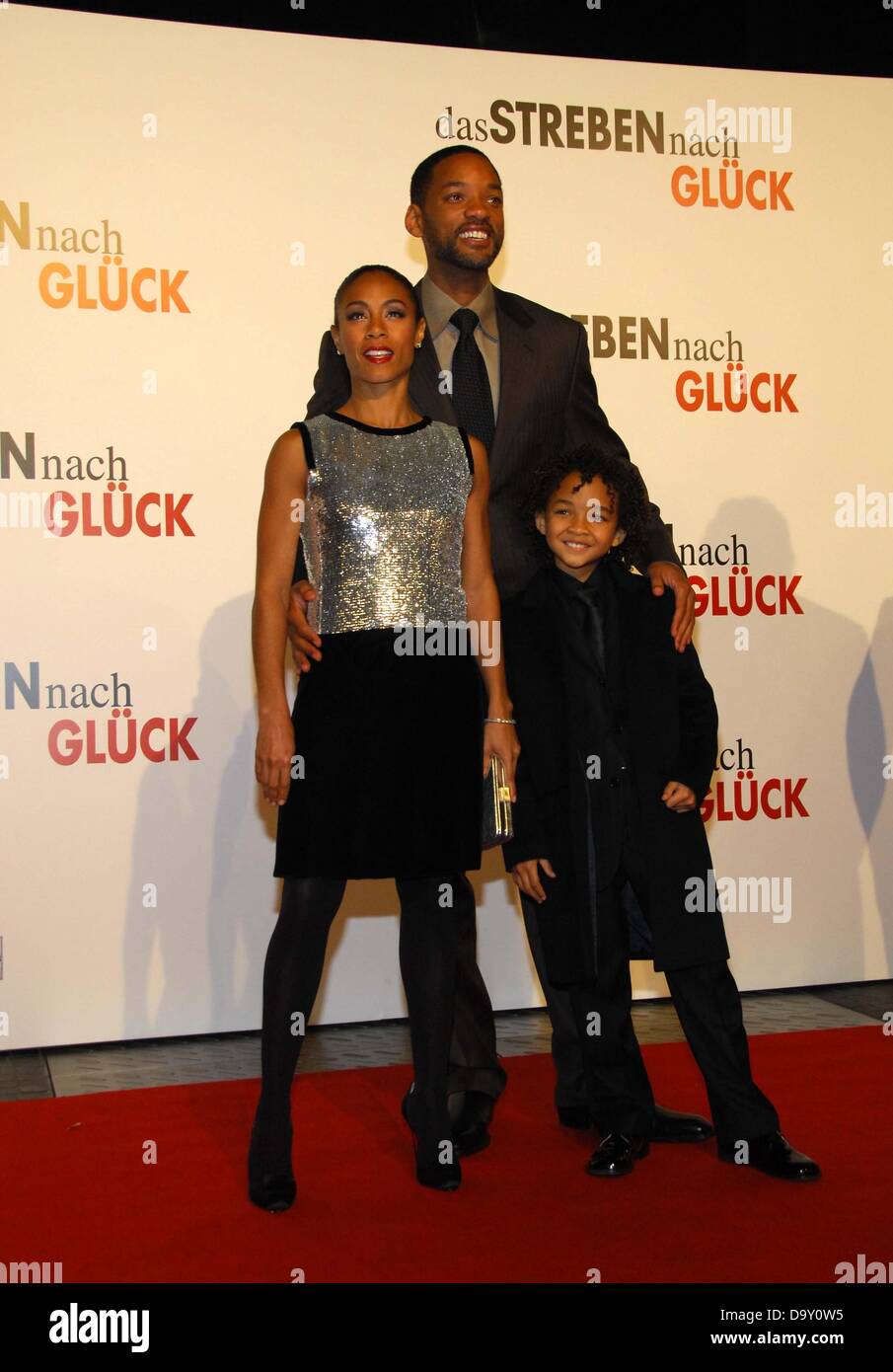Will Smith e sua moglie Jada Pinkett e figlio Jaden presso il tedesco premiere di " La ricerca della felicità" a Berlino il 9 dicembre nel 2007. Foto Stock