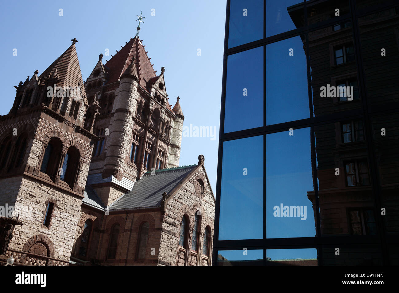 Chiesa della Trinità e il vetro riflettente del John Hancock Building, Copley Square, Boston, Massachusetts Foto Stock