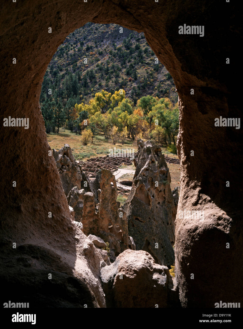 Arco Naturale il framing Tyuonyi rovina risalente A.D. 1383 al 1466, Frijoles Canyon, Bandelier National Monument, Nuovo Messico. Foto Stock