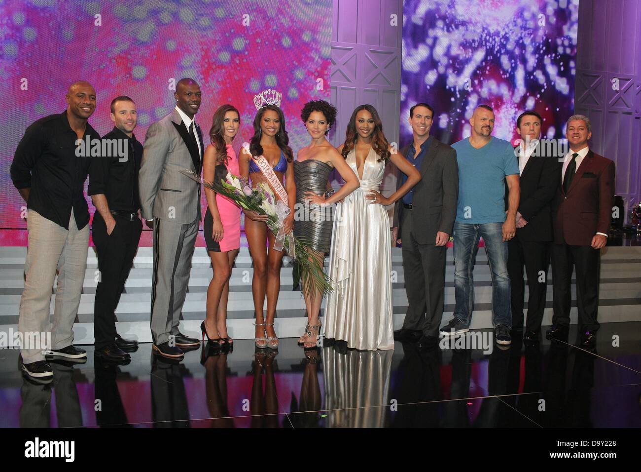 Las Vegas NV. Il 27 giugno, 2013. Jay Williams, Lance Smith, Terrell Owens, Audrina Patridge, Marissa Raisor (2013 Miss Hooters International), Susie Castillo, Cynthia Bailey, il tenente colonnello Jason Amerine, Chuck Liddell, Chael Sonnen, Bruce Buffer di presenze per Hooters International Bikini Pageant, il giunto, Las Vegas NV, Giugno 27, 2013. Credito: James Atoa/Everett raccolta/Alamy Live News Foto Stock