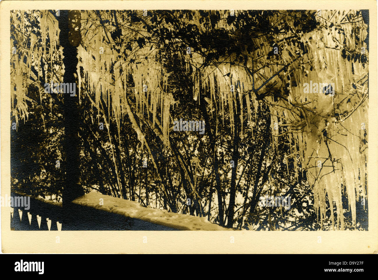 Questa fotografia raffigura West Railroad Avenue, fornendo un'istantanea di una strada specifica della metà del XX secolo. Cattura l'architettura e l'ambiente del tempo. Foto Stock