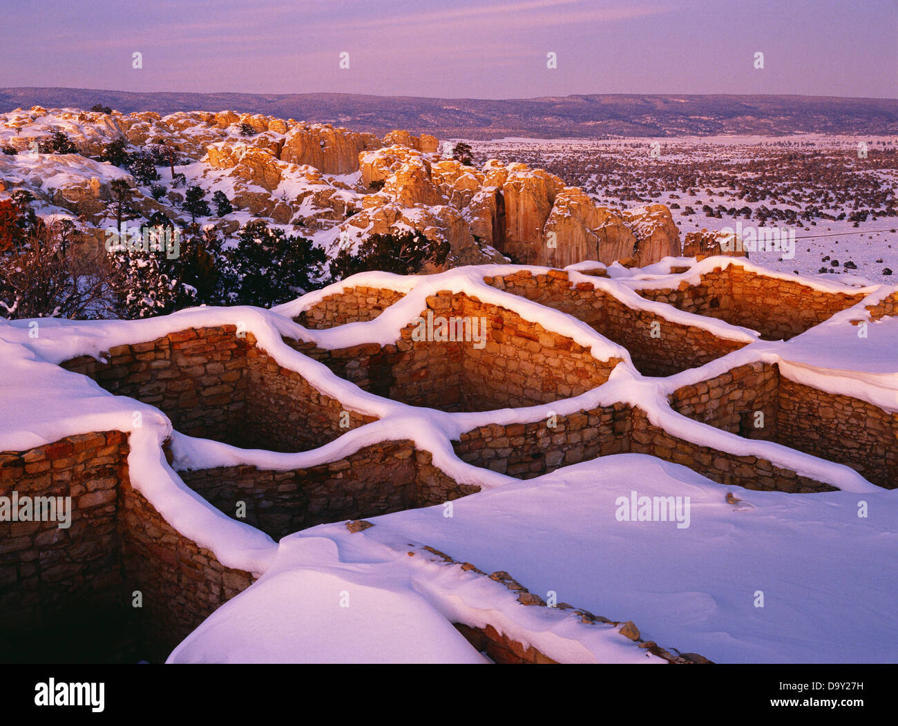 Neve pareti di drappeggio di Atsinna rovina, la parte superiore della roccia di iscrizione, El Morro monumento nazionale, Nuovo Messico. Foto Stock