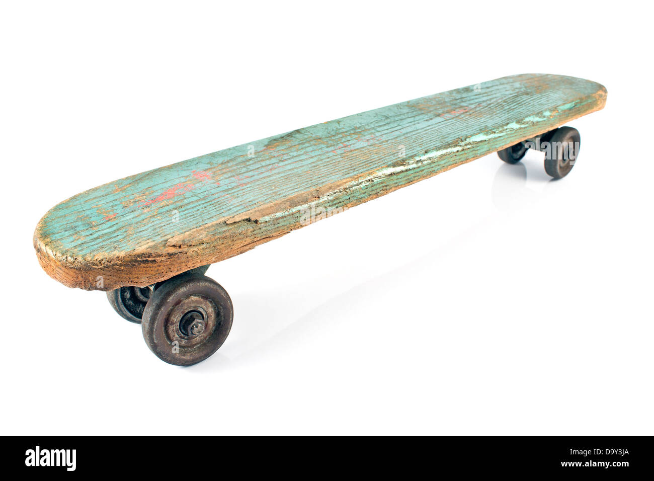 Vecchio skateboard in legno isolato su bianco Foto Stock