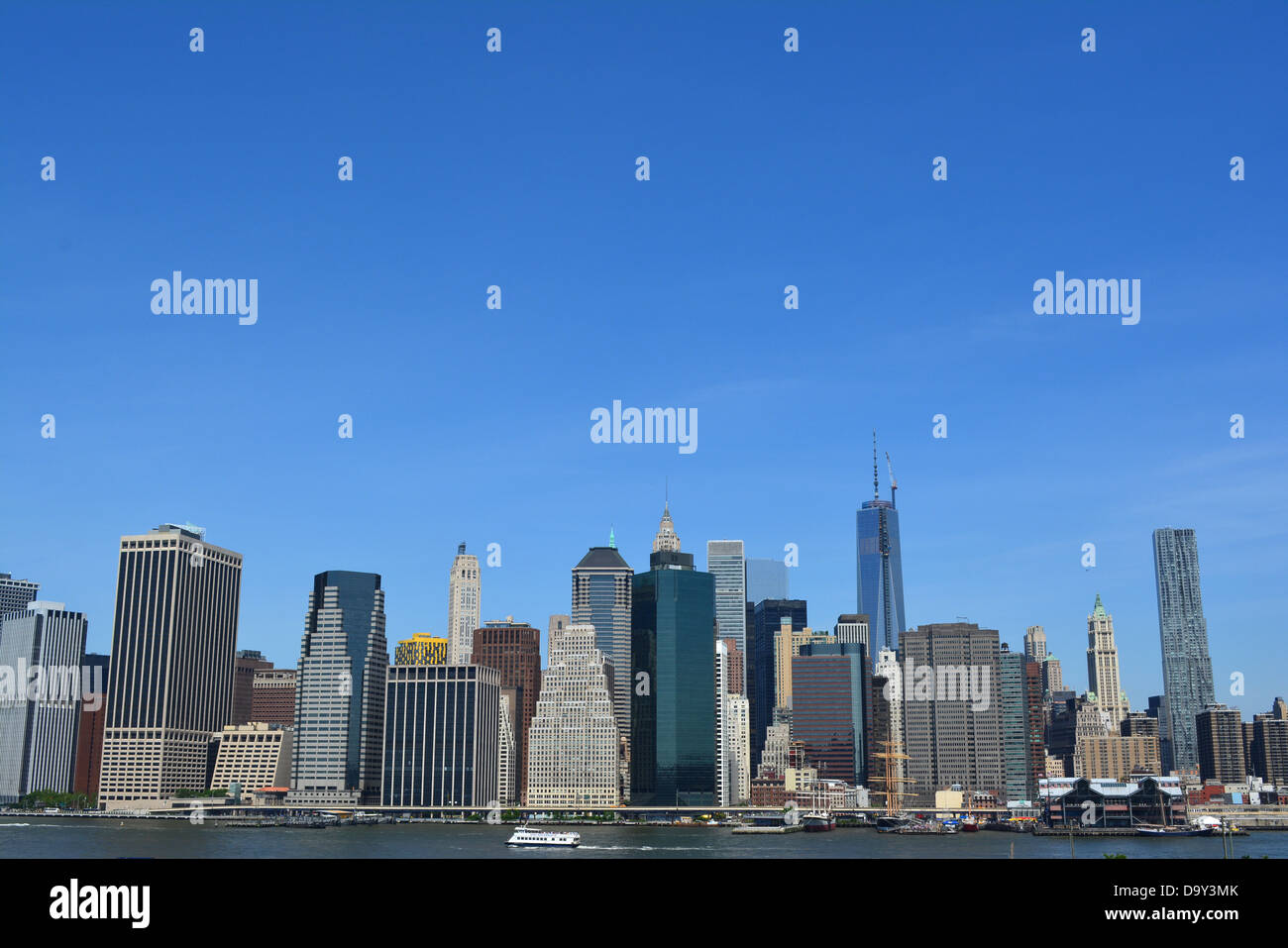 La parte inferiore di Manhattan skyline lungo la East River. Foto Stock