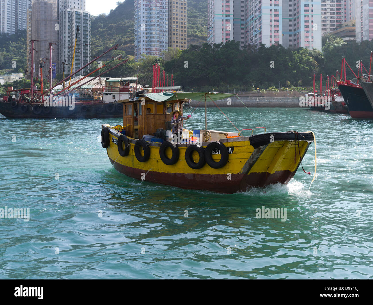 Dh Porto di Aberdeen ABERDEEN HONG KONG Hong Kong donna posta indesiderata tramite telefono mobile sampan telefono imbarcazione cinese Foto Stock