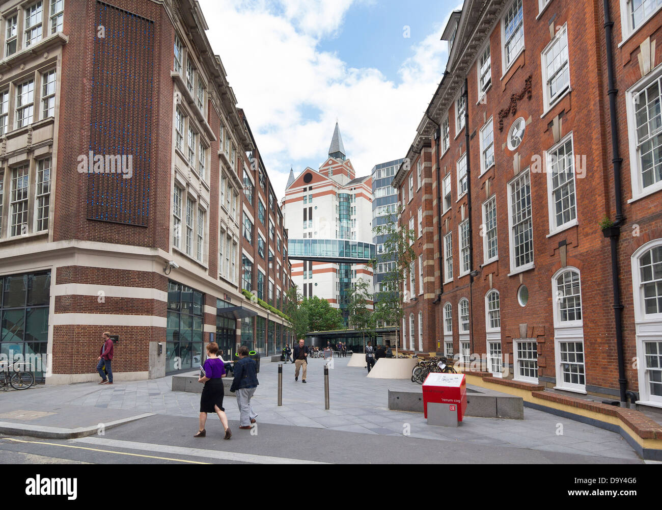 London School of Economics - LSE - Vista dal Portogallo Street. Il Lionel Robbins edificio che ospita la biblioteca sulla sinistra Foto Stock