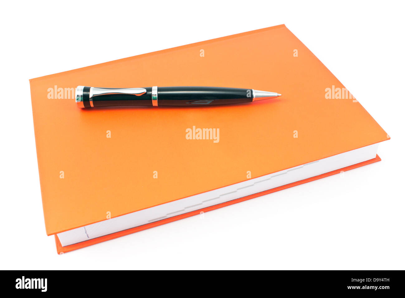 Penna su notebook rosso isolato su bianco Foto Stock