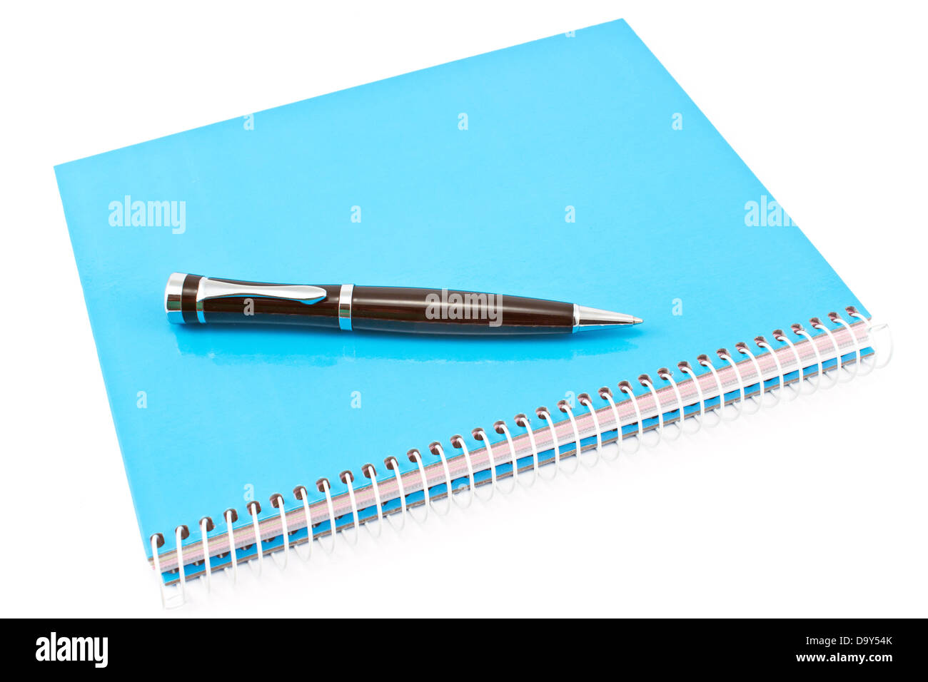 Penna blu sul notebook a spirale isolato su bianco Foto Stock