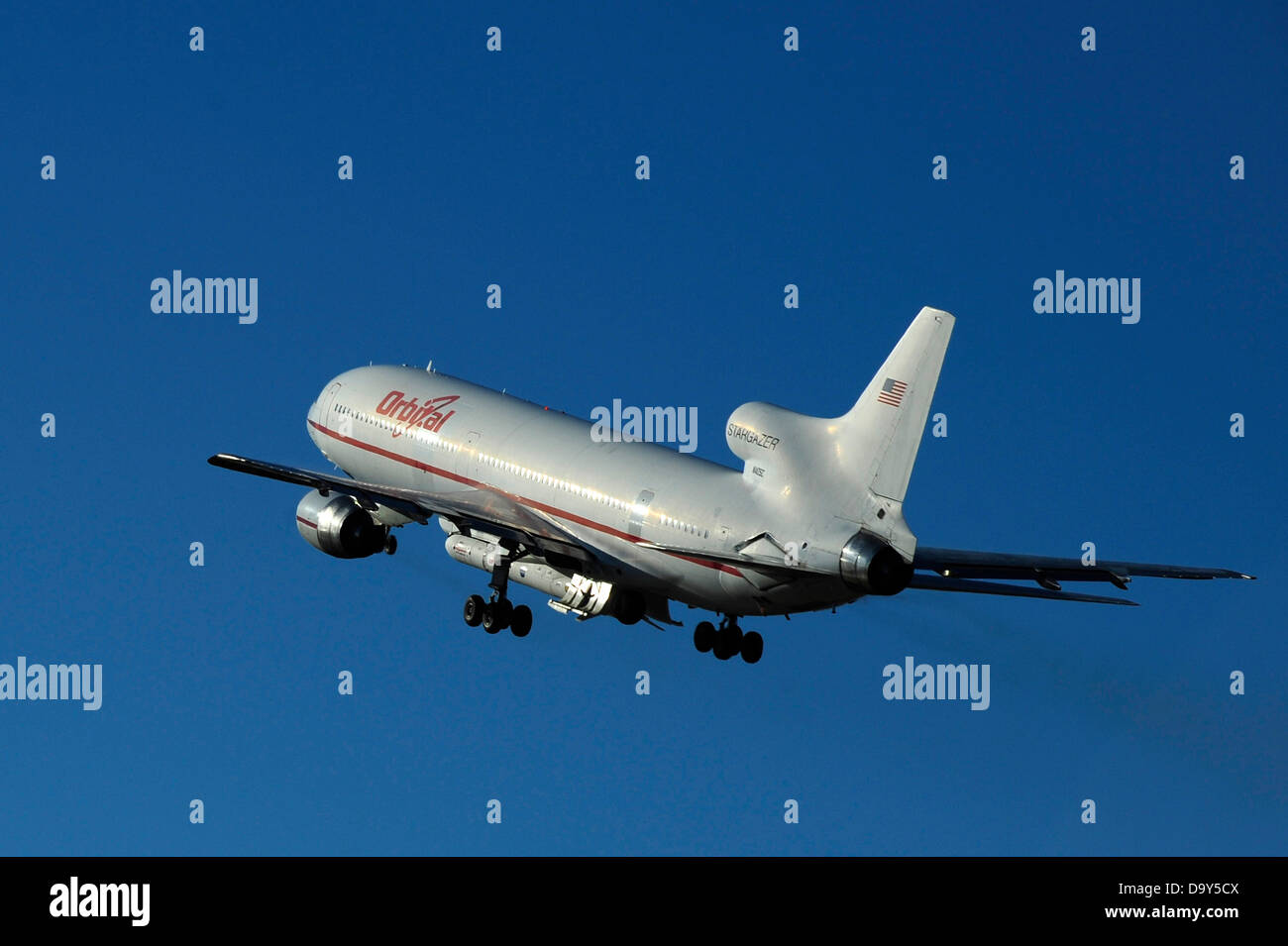 A L-1011 Stargazer aeromobili che trasportano la Orbital Sciences Corporation Pegasus XL al di sotto del razzo decolla Giugno 27, 2013 a base aerea di Vandenberg, CA. Il Pegasus XL razzo lanciato dal velivolo su una missione di osservazione del sole. Foto Stock