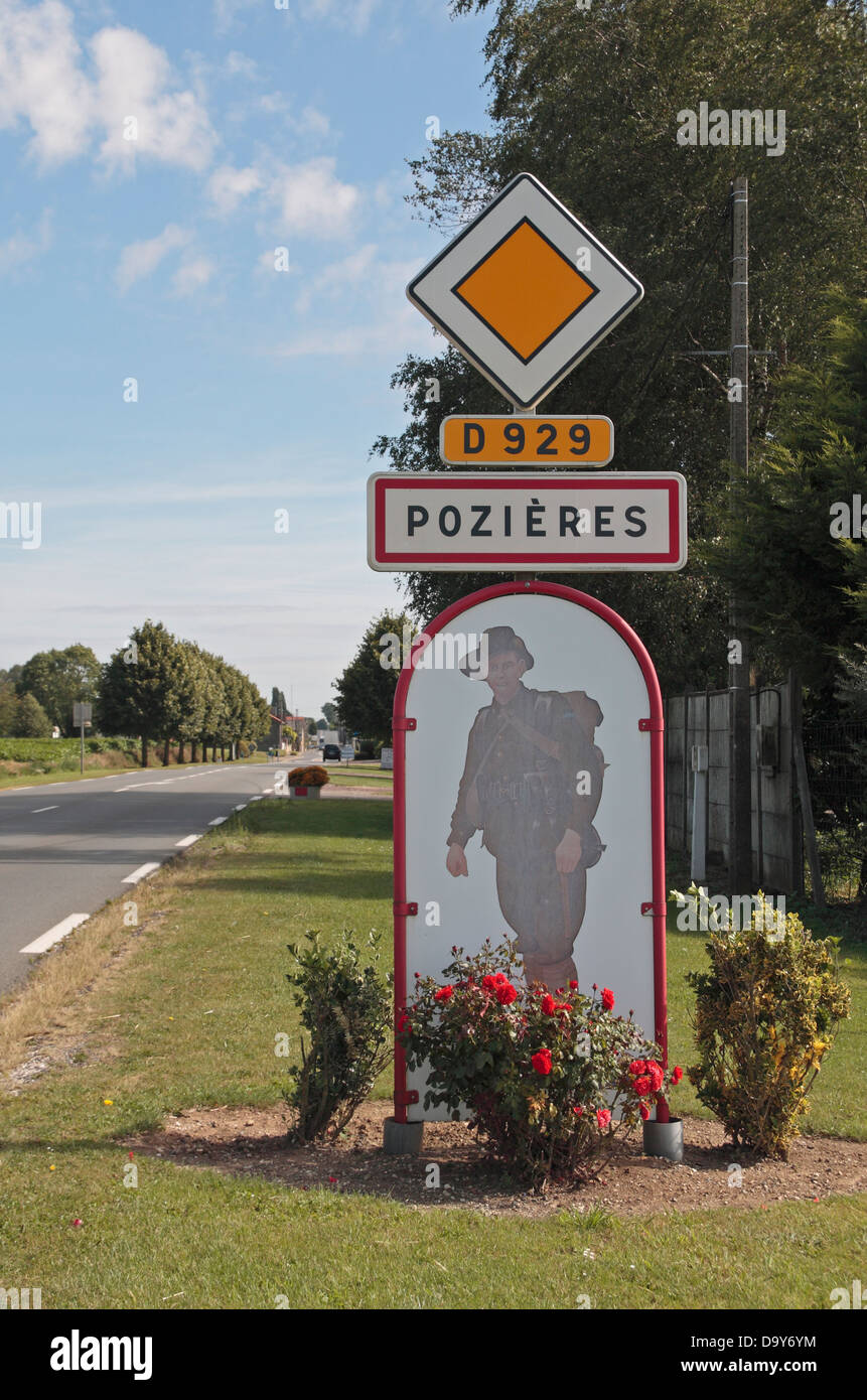 Il francese cartello stradale come si immette Pozieres, Somme, Francia con una speciale britannica di "Tommy' soldato al di sotto del segno. Foto Stock