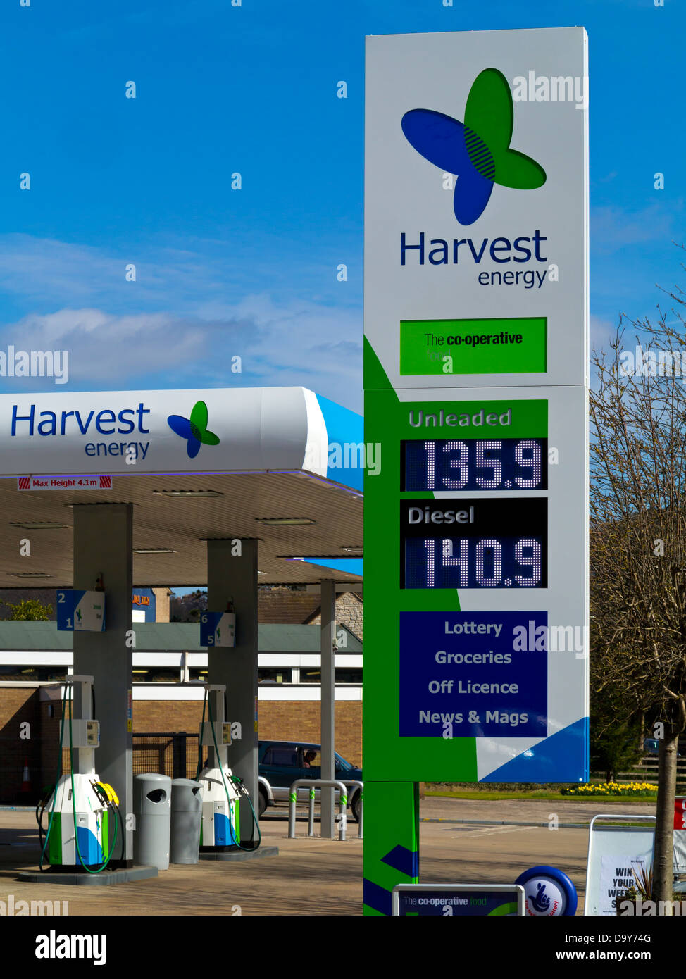 Il raccolto di energia stazione di benzina con co-operativa allegata dello store in Wirksworth Derbyshire England Regno Unito Foto Stock