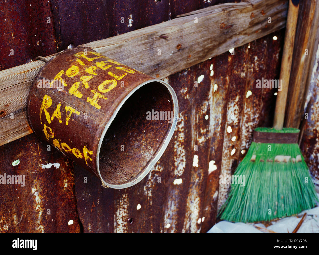 Stati Uniti, California, Parco Nazionale della Valle della Morte, Butte Valley, Rusty porta-carta igienica in dipendenza Foto Stock