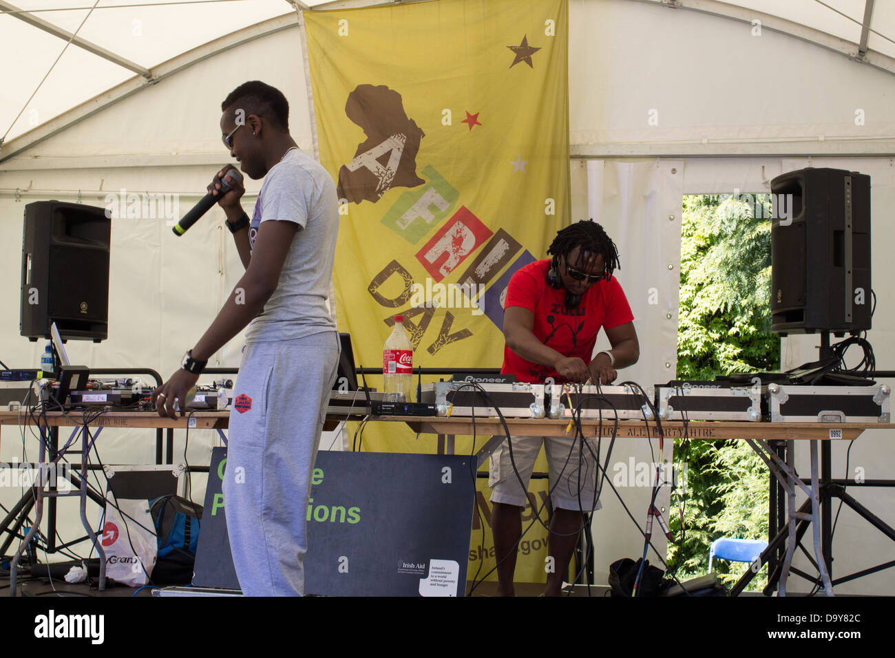 Il cantante di eseguire durante il festival della cultura africana "Giornata dell'Africa". Foto Stock