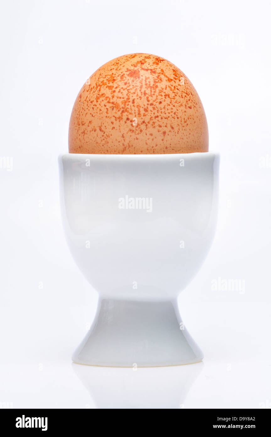 Uovo marrone in eggcup Foto Stock