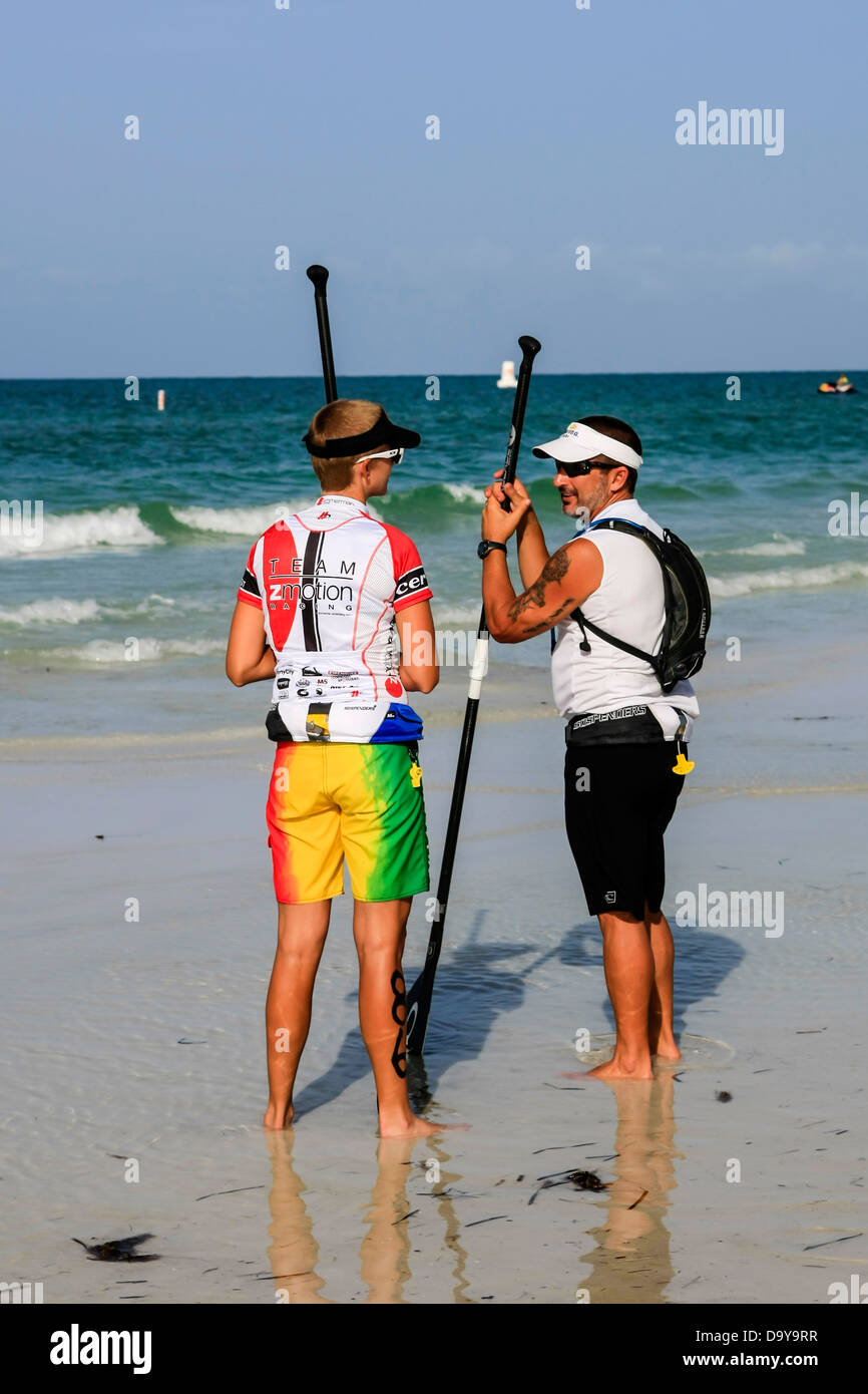 Stand Up Paddle-boarders raccogliere su Siesta Key beach per il primo evento annuale di quest'anno Foto Stock