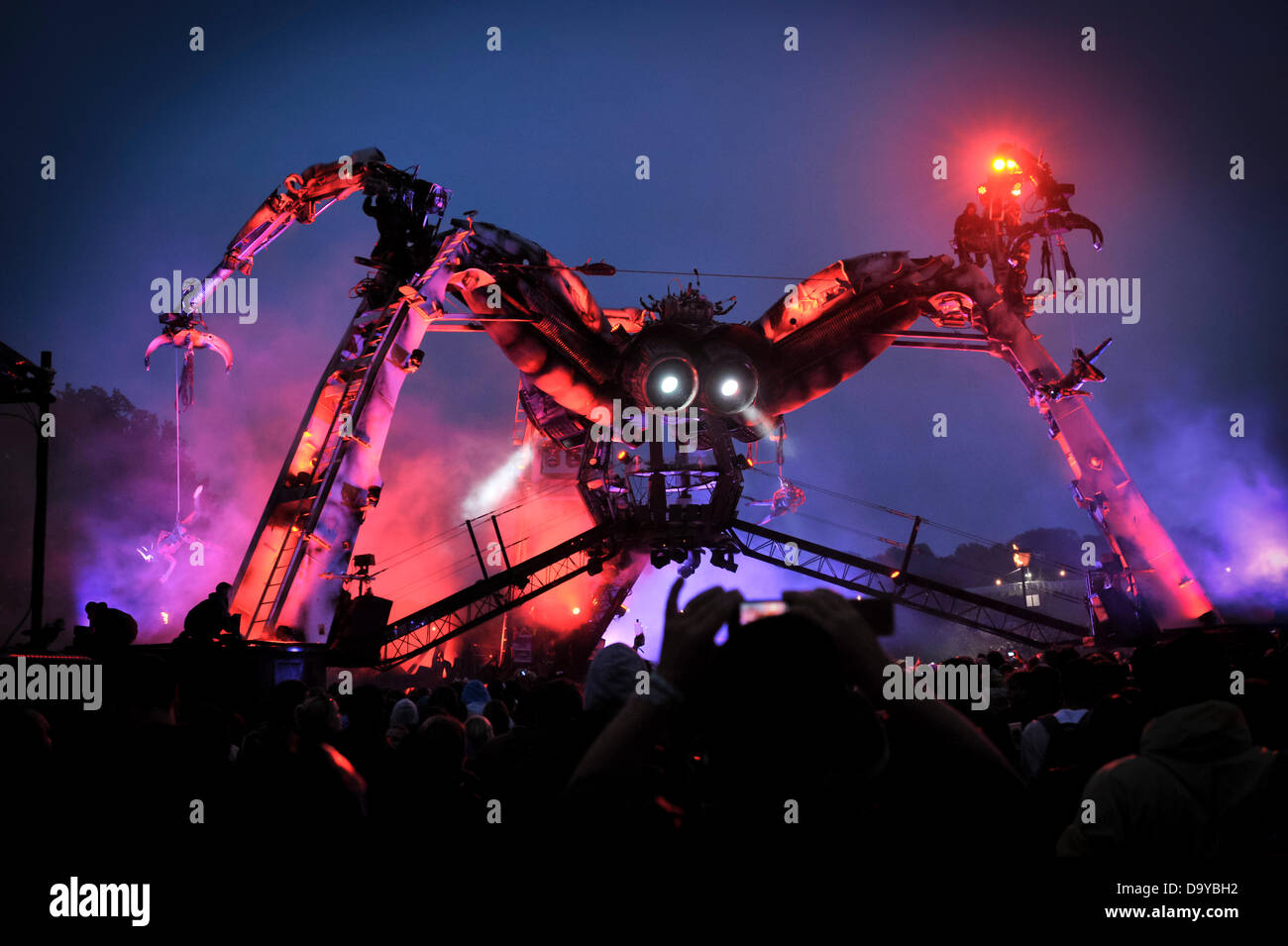 Glastonbury, Regno Unito. Il 28 giugno 2013. GLASTONBURY FESTIVAL DI MUSICA UK 2013 i frequentatori del Festival guarda una performance di Arcadia, un ragno gigante costituito da fiamme e laser in sintonia a bass-pounding music DJ a le arti e il festival di musica. GLASTONBURY FESTIVAL DI MUSICA PILTON, Somerset, Inghilterra, UK Credit: Alistair Heap Alamy/Live News Foto Stock