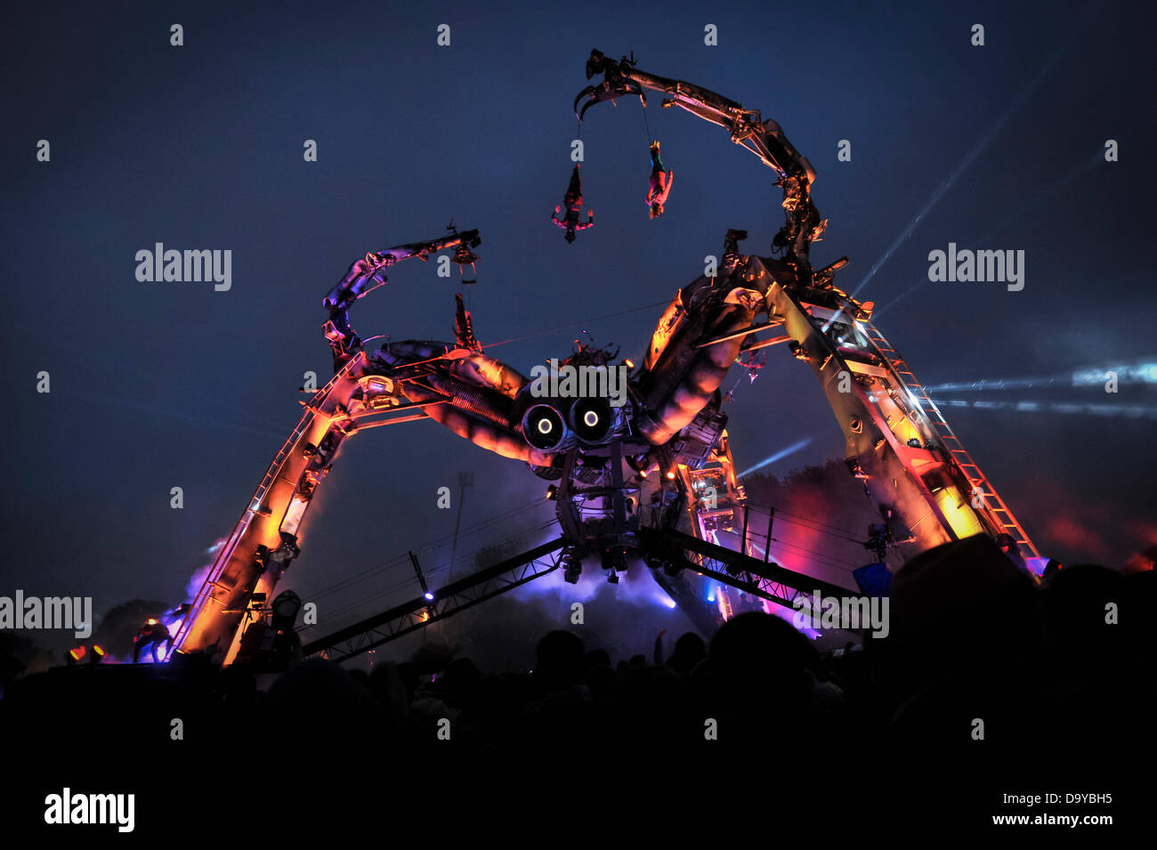 Glastonbury, Regno Unito. Il 28 giugno 2013. GLASTONBURY FESTIVAL DI MUSICA UK 2013 i frequentatori del Festival guarda una performance di Arcadia, un ragno gigante costituito da fiamme e laser in sintonia a bass-pounding music DJ a le arti e il festival di musica. GLASTONBURY FESTIVAL DI MUSICA PILTON, Somerset, Inghilterra, Regno Unito Foto Stock