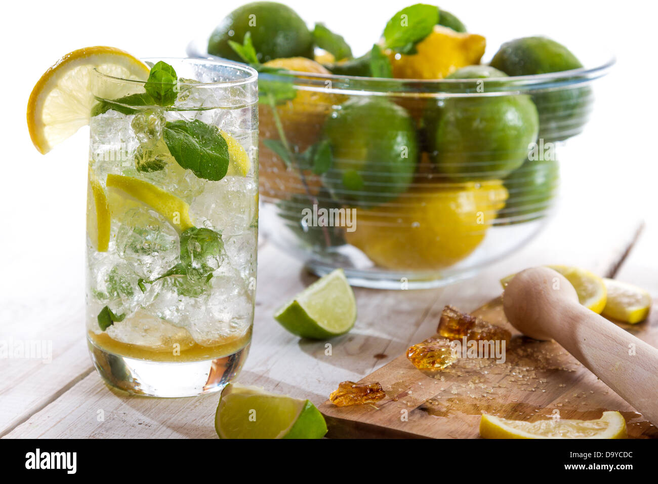 Bevanda fredda con agrumi su sfondo bianco Foto Stock