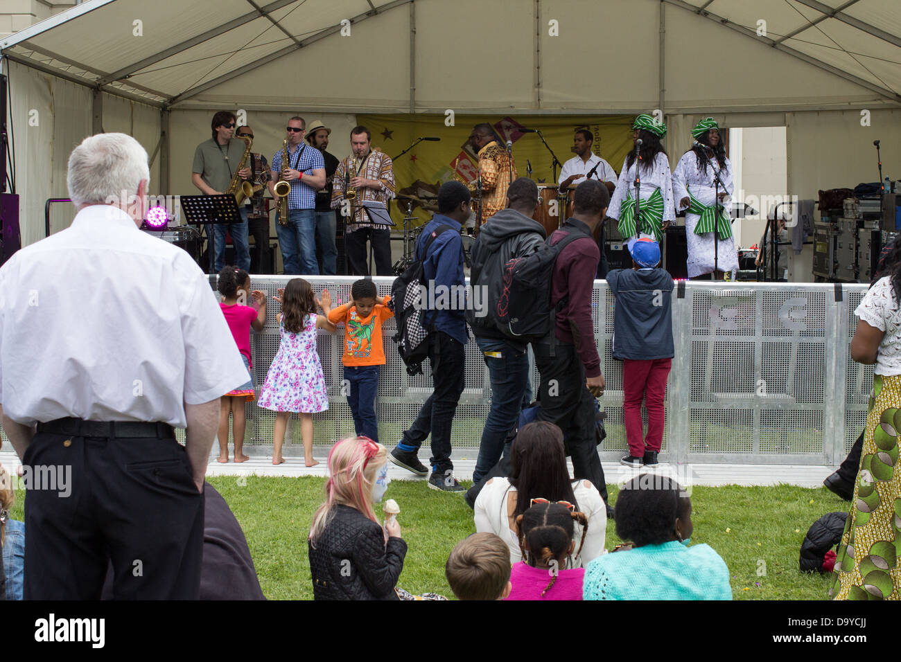 Musicisti e cantanti di eseguire su un palcoscenico di un parco. Foto Stock