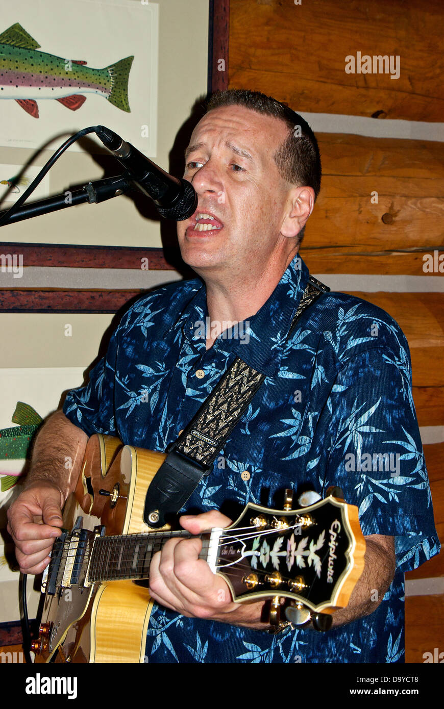 Rick Benn singer song writer di eseguire Lodge Gold River resort di pesca Foto Stock