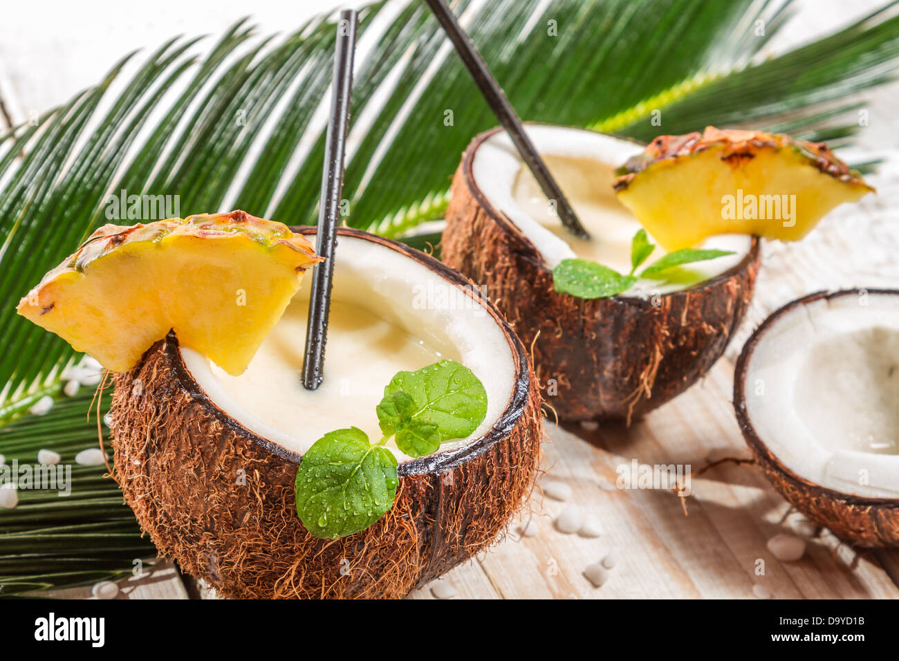Pinacolada drink alla menta servito in una noce di cocco fresco Foto Stock