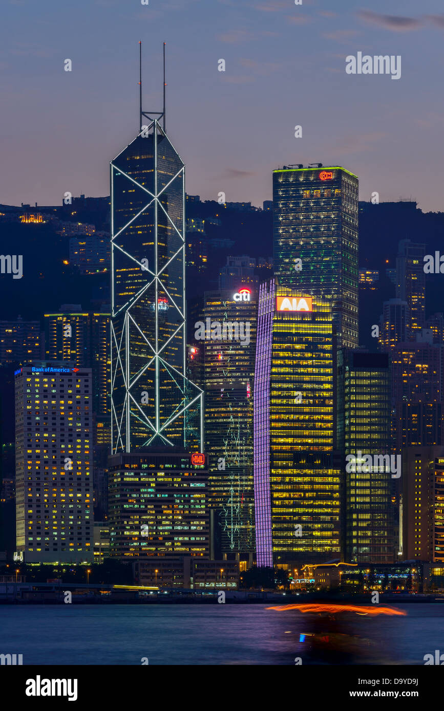 Hong Kong Victoria Harbour dopo il tramonto Foto Stock