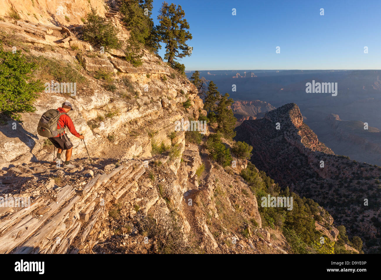 Un uomo escursionismo su un sentiero. Foto Stock