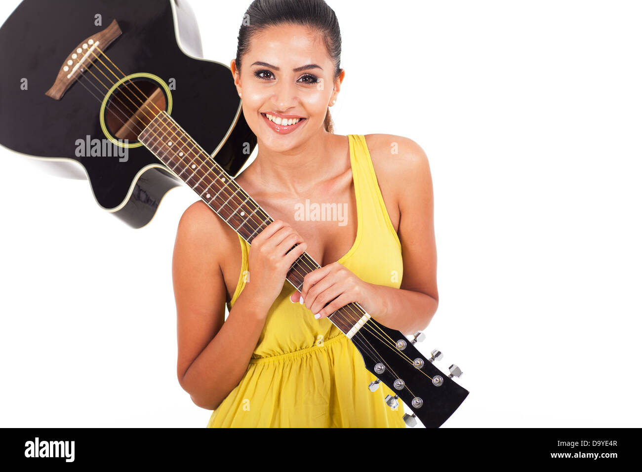 Ritratto di donna bella portando una chitarra su sfondo bianco Foto Stock