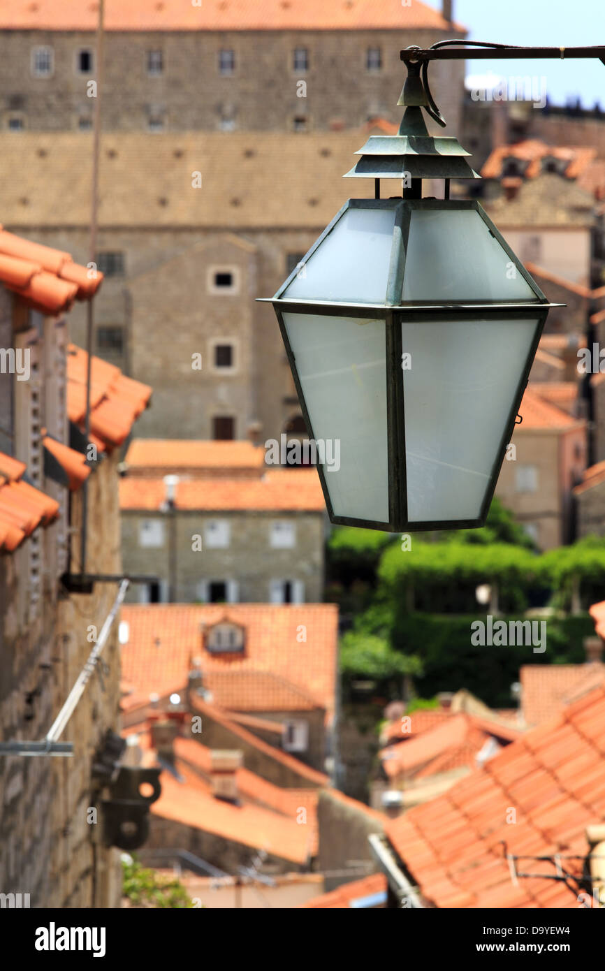 Lampada e tetti di terracotta in Dubrovnik, Croazia Foto Stock