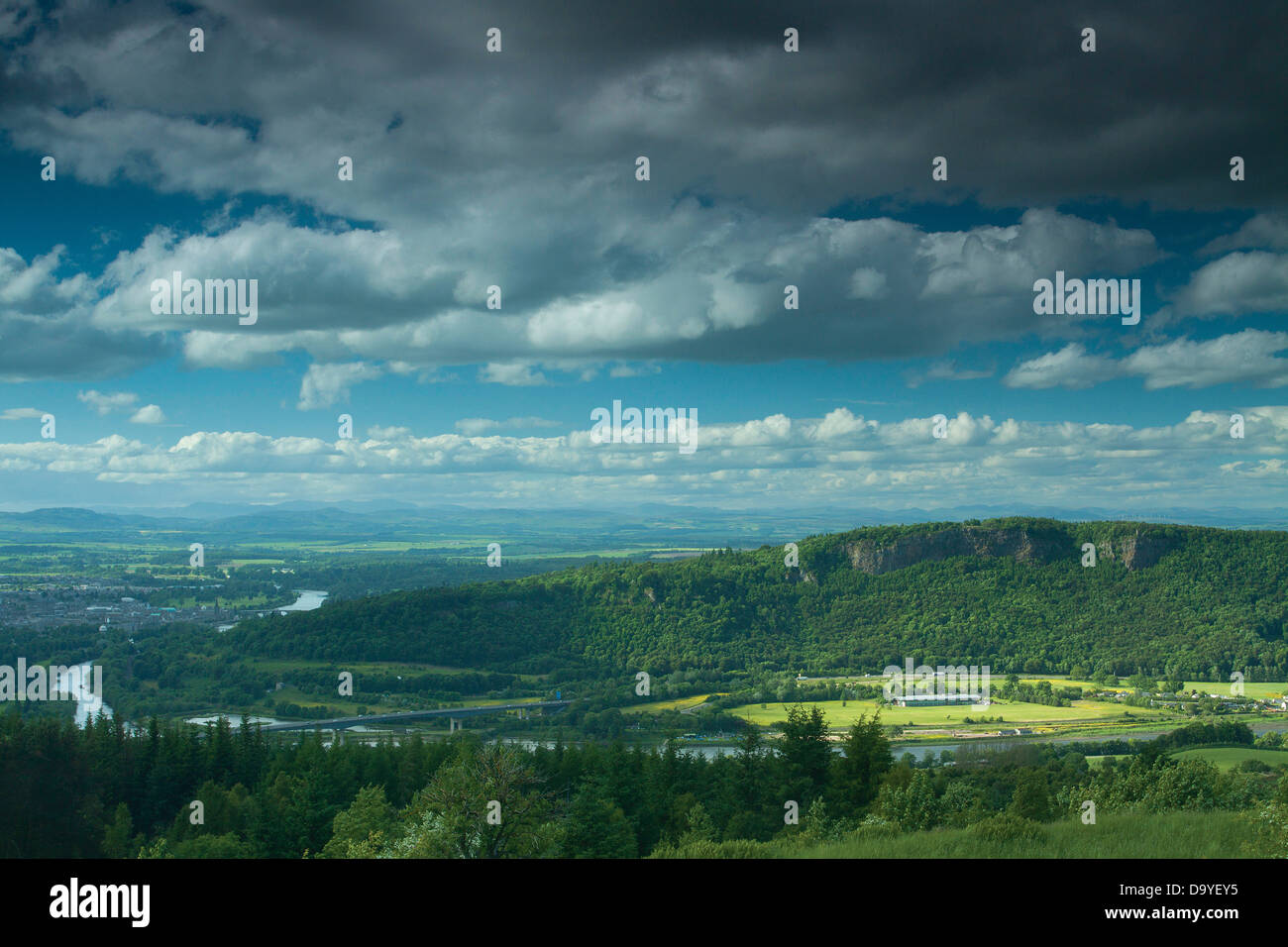 Kinnoull Hill e il fiume Tay da Moredun Hill Fort, Moncrieffe Hill, Perth, Perthshire Foto Stock