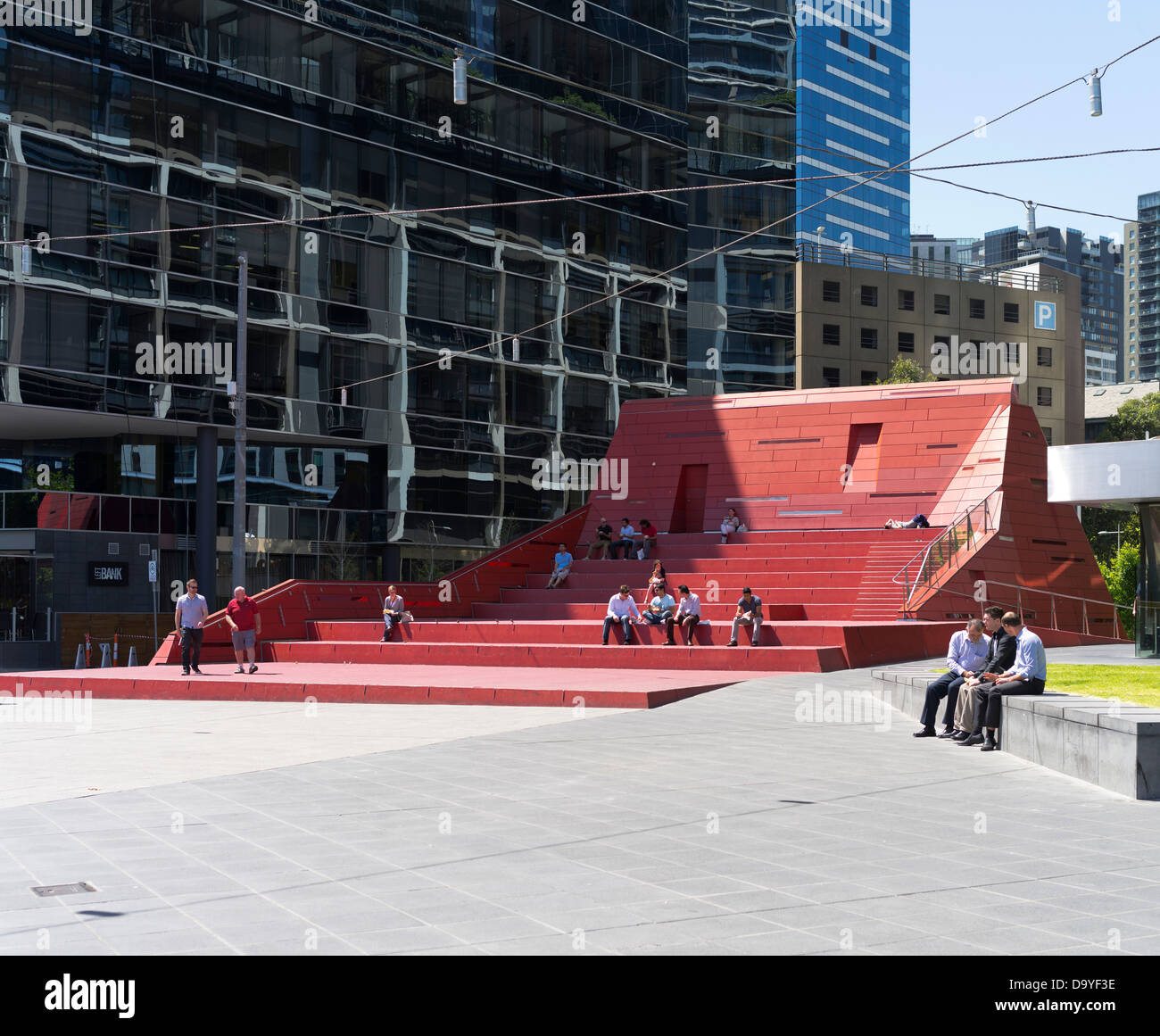 dh Southbank Promenade MELBOURNE AUSTRALIA Australia uffici lavoratori seduti rilassarsi nella piazza della città Foto Stock
