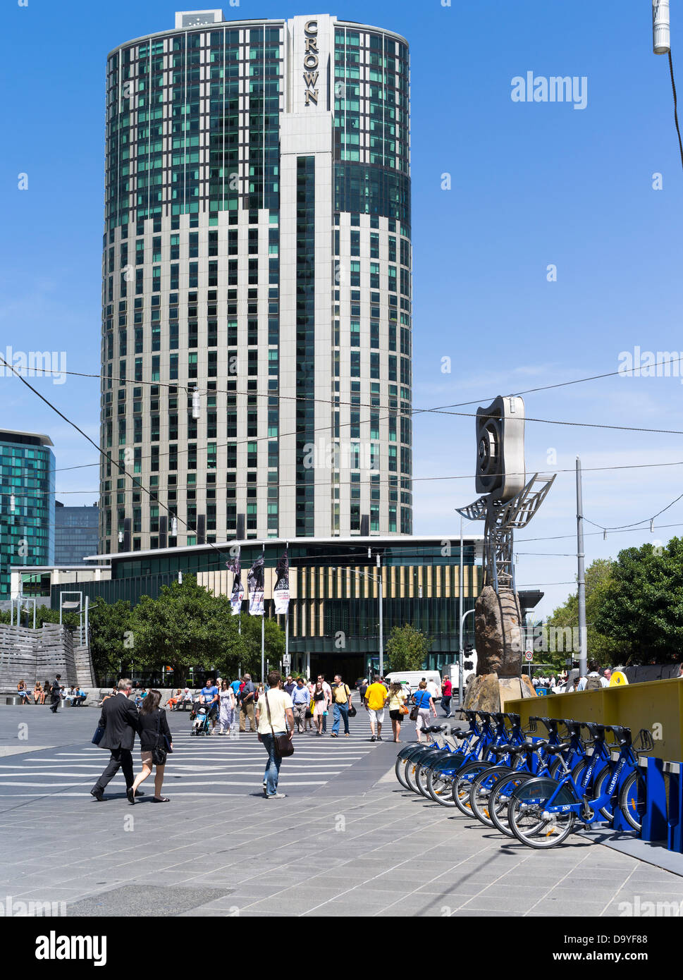 dh Southbank Promenade MELBOURNE AUSTRALIA Crown Casino and entertainment centre Melbourne bike share public transport Modern skyline Tower Block Foto Stock