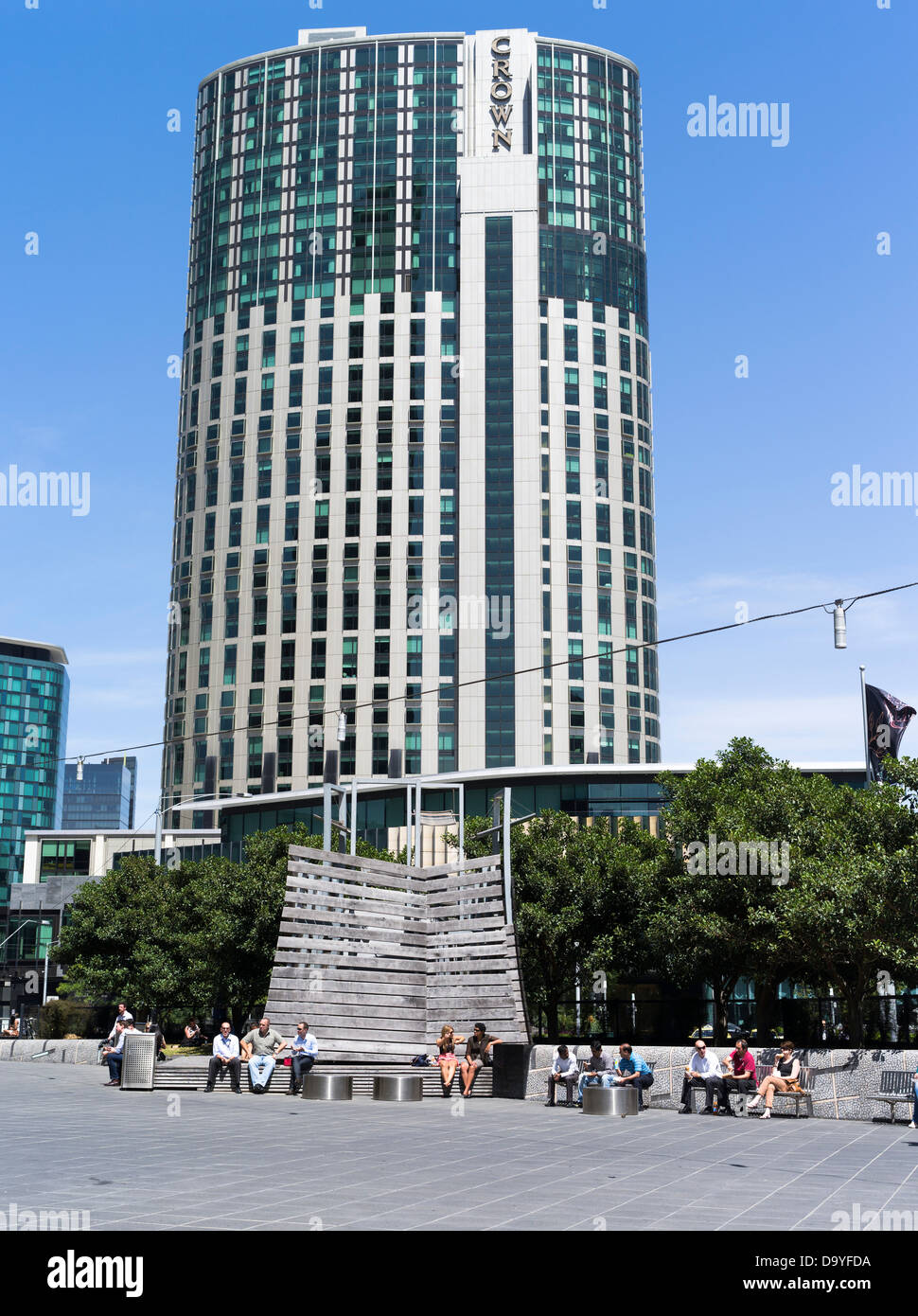 dh MELBOURNE AUSTRALIA Crown Casino and entertainment centre Melbourne People sitting rilassante torre blocco esterno hotel città Foto Stock