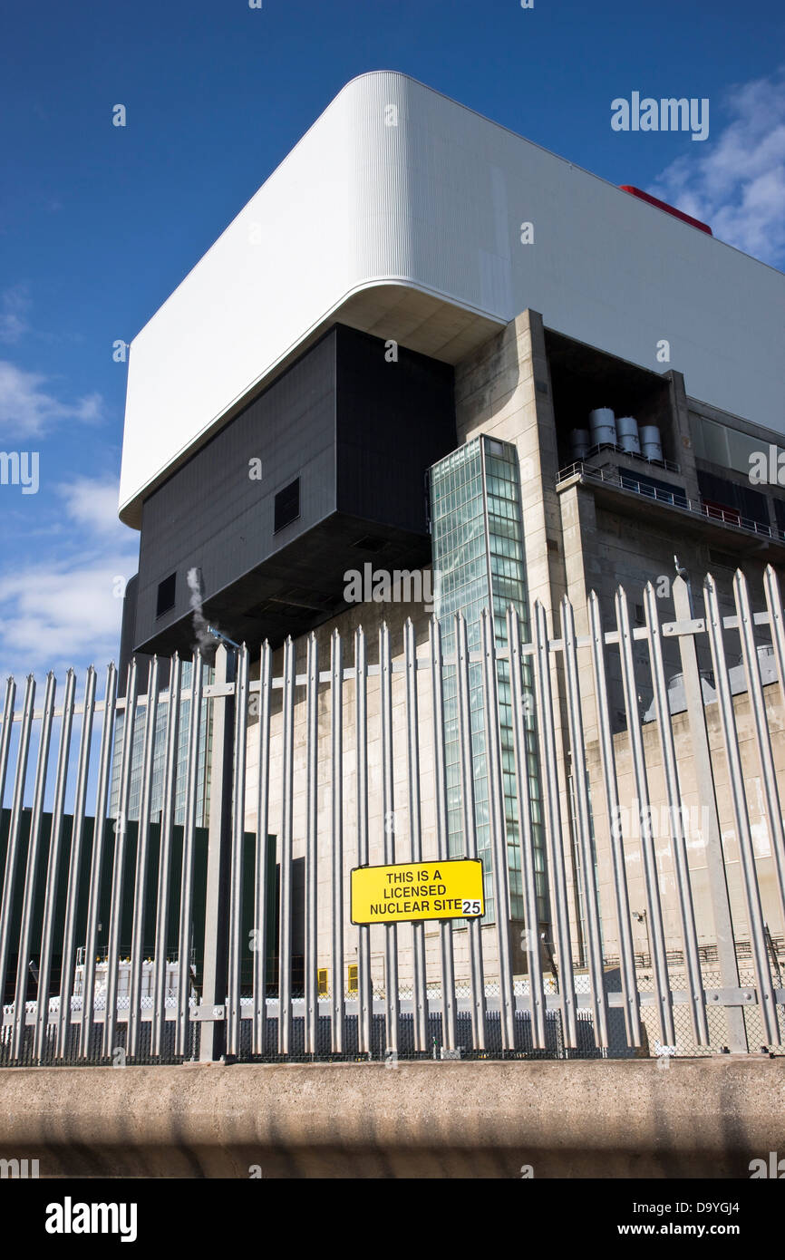 Reattore nucleare visto attraverso la recinzione di sicurezza con protezione segno di avvertimento Heysham centrale nucleare di Heysham Lancashire Inghilterra Foto Stock