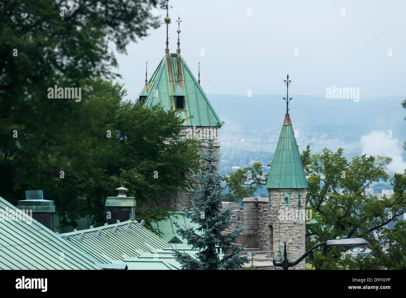 Tetti di storici edifici di difesa le fortificazioni della cittadella,nella parte vecchia della città di Québec per un giorno di nebbia, Canada Foto Stock