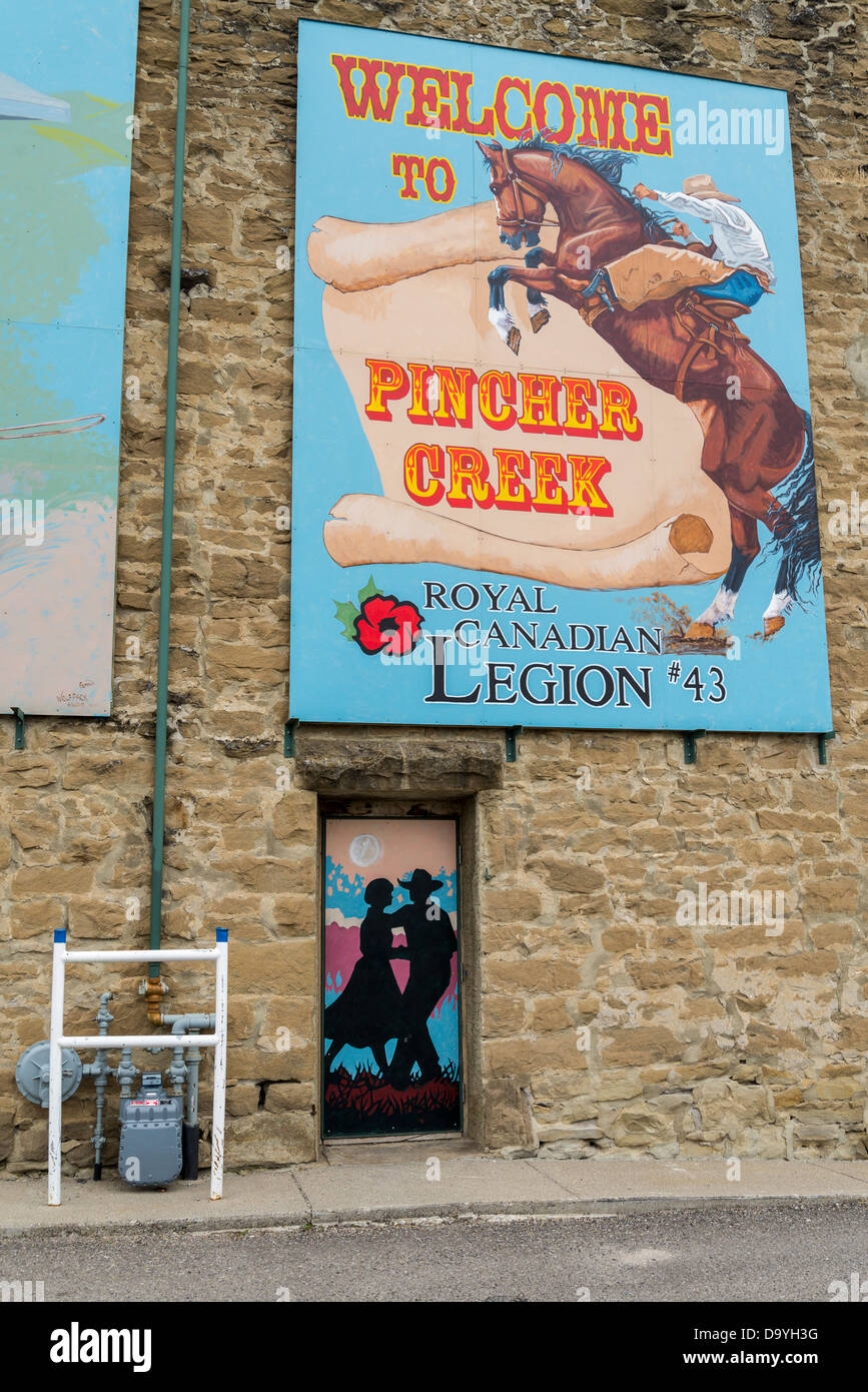 Benvenuti al torrente del rullo di estrazione. Il murale sulla Royal Canadian Legion al di fuori del muro. Dei rulli di estrazione Creek, Alberta, Canada Foto Stock