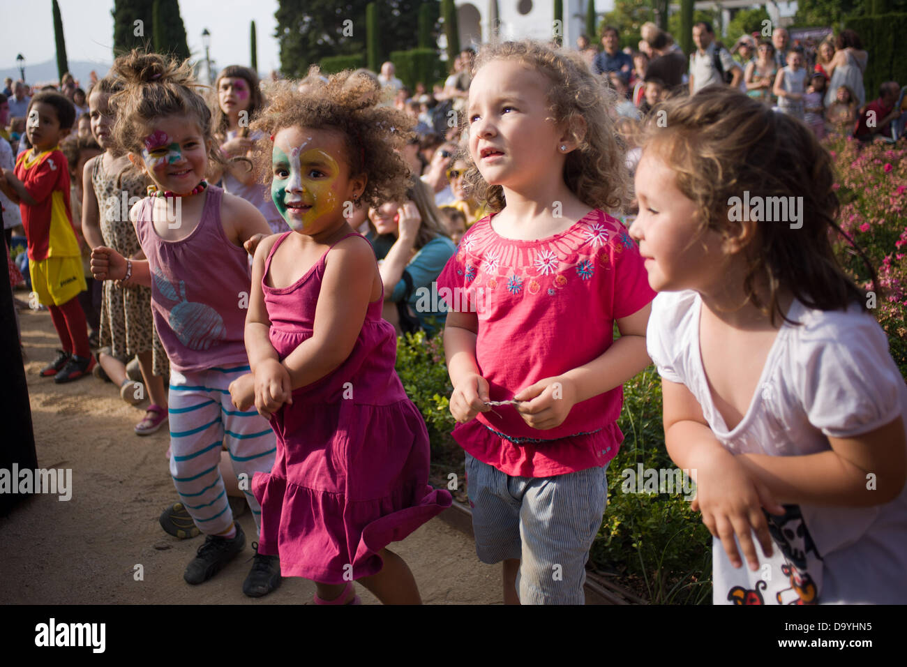 Barcellona, Spagna-28th giugno, 2013. I bambini danza in uno degli spettacoli di inaugurazione del Festival MiniGrec a Barcellona.Il mitico giardini del Teatre Grec di Barcellona sono stati la scena dell'inaugurazione del Festival MiniGrec. Per la prima volta e che accompagnano il tradizionale Festival Grec, il MiniGrec crea una programmazione tesa alla famiglia pubblico e i bambini. Il party di inaugurazione consisteva di una presentazione della mostra tra vari tempo libero e spazi gioco per i bambini. Credito: Jordi Boixareu/Alamy Live News Foto Stock