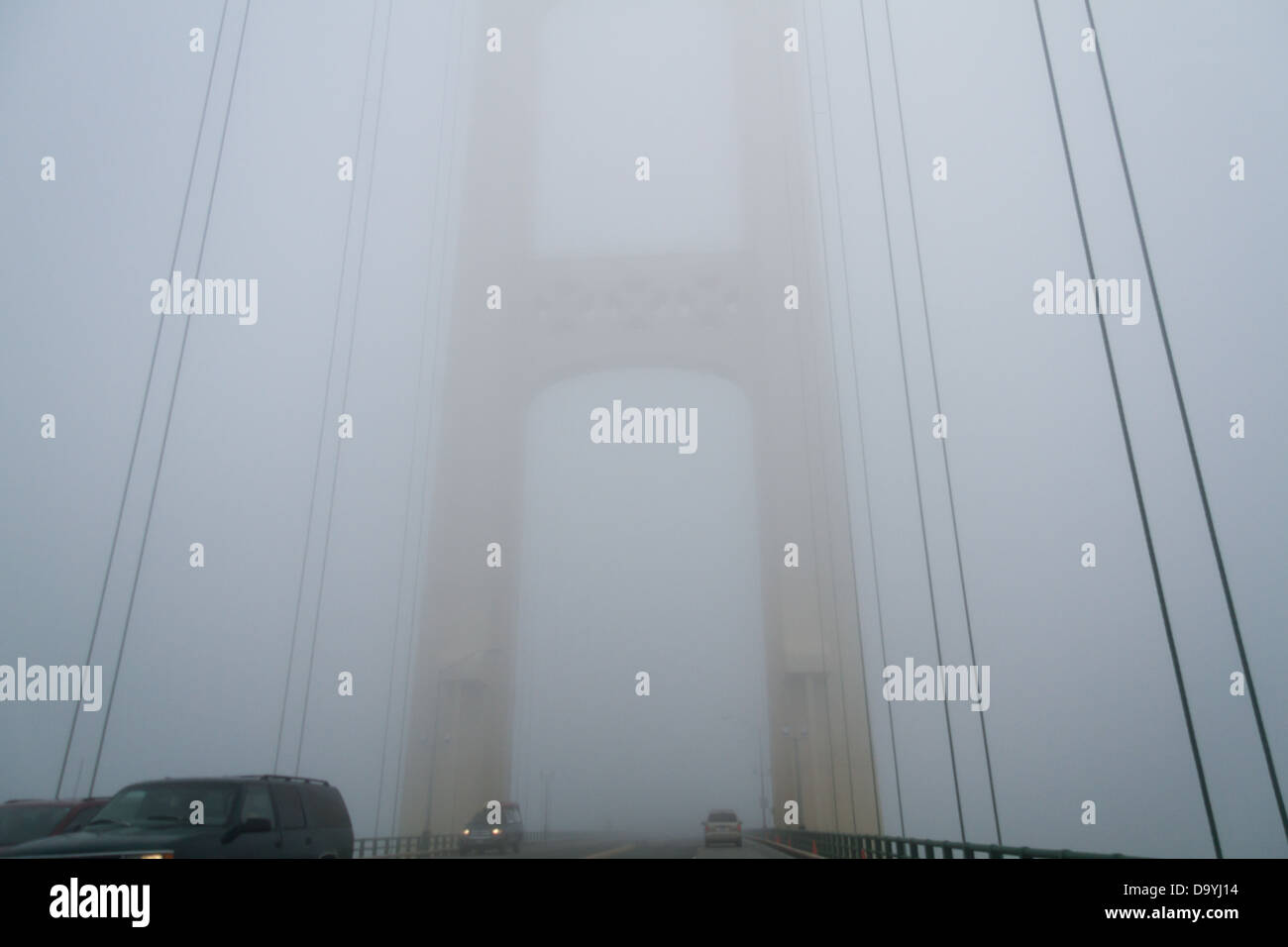 La nebbia si blocca oltre il ponte Mackinac, attraversando lo Stretto di Mackinac, Michigan, verso la penisola superiore Foto Stock