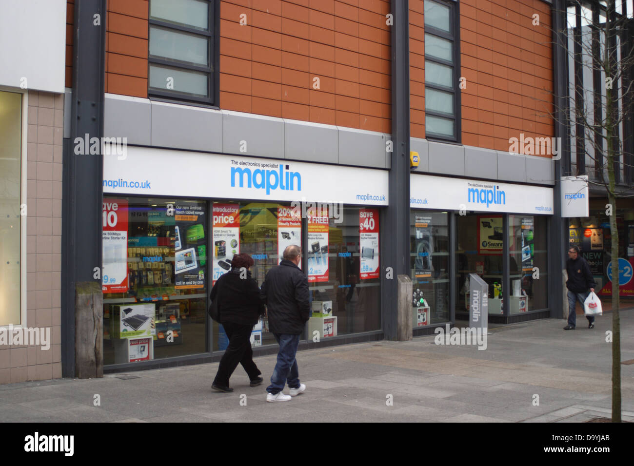 I pedoni a piedi passato Maplin, un negozio di elettronica a Sunderland, Inghilterra. Foto Stock