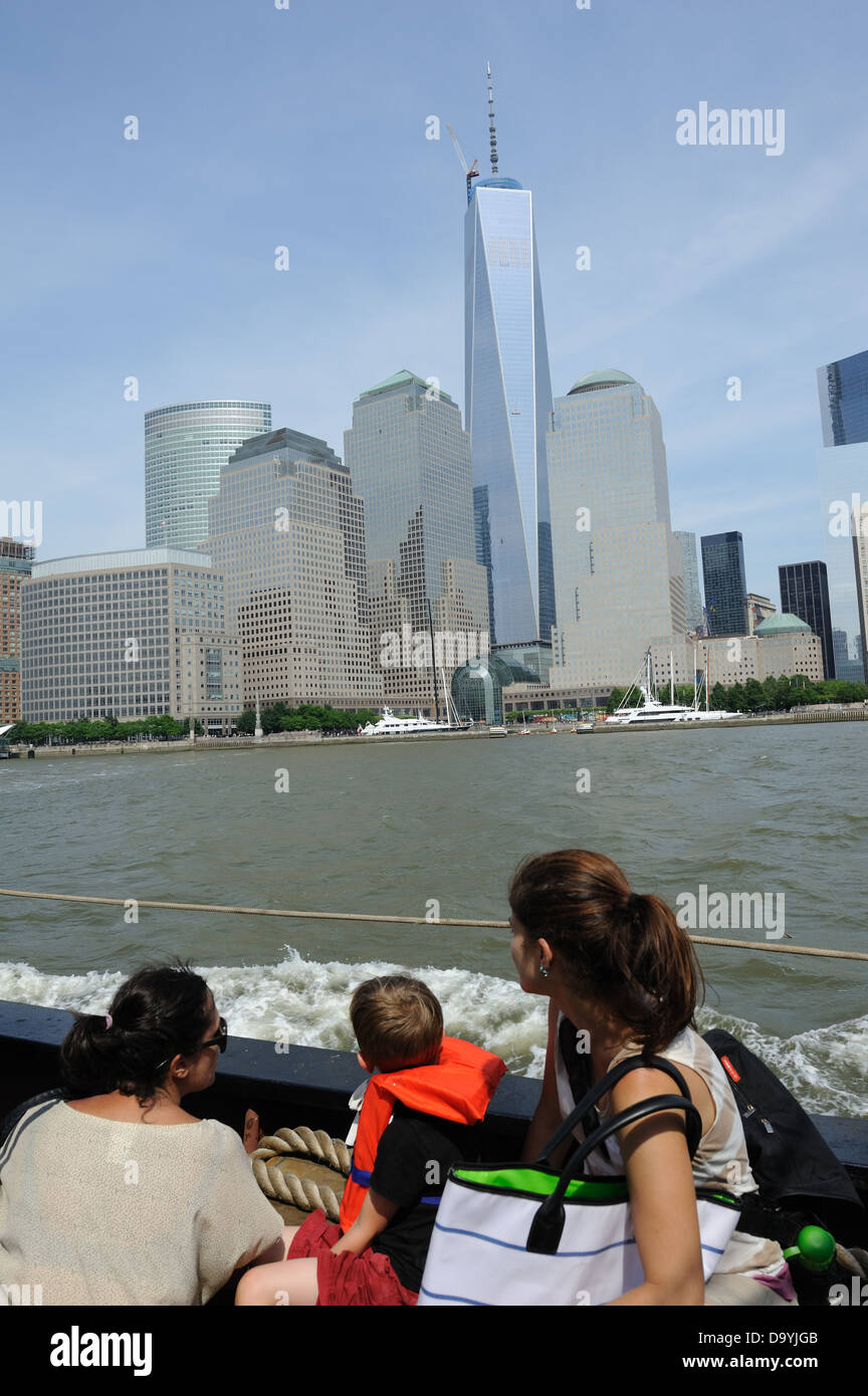 Il World Trade Center e Battery Park City come si vede da una barca sul fiume Hudson in New York City. Foto Stock