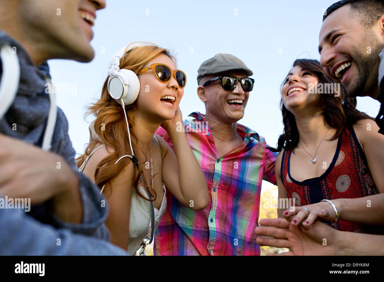 Un gruppo di giovani che godono di un pomeriggio con musica. Foto Stock