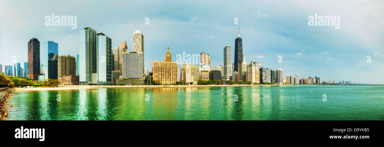 Downtown Chicago, IL in una giornata di sole come visto dal Lago Michigan Foto Stock