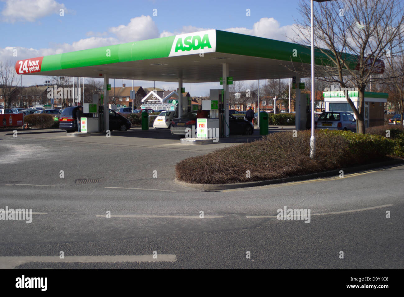 Stazione di benzina a Asda, persone il riempimento fino a ASDA stazione di gas. Foto Stock