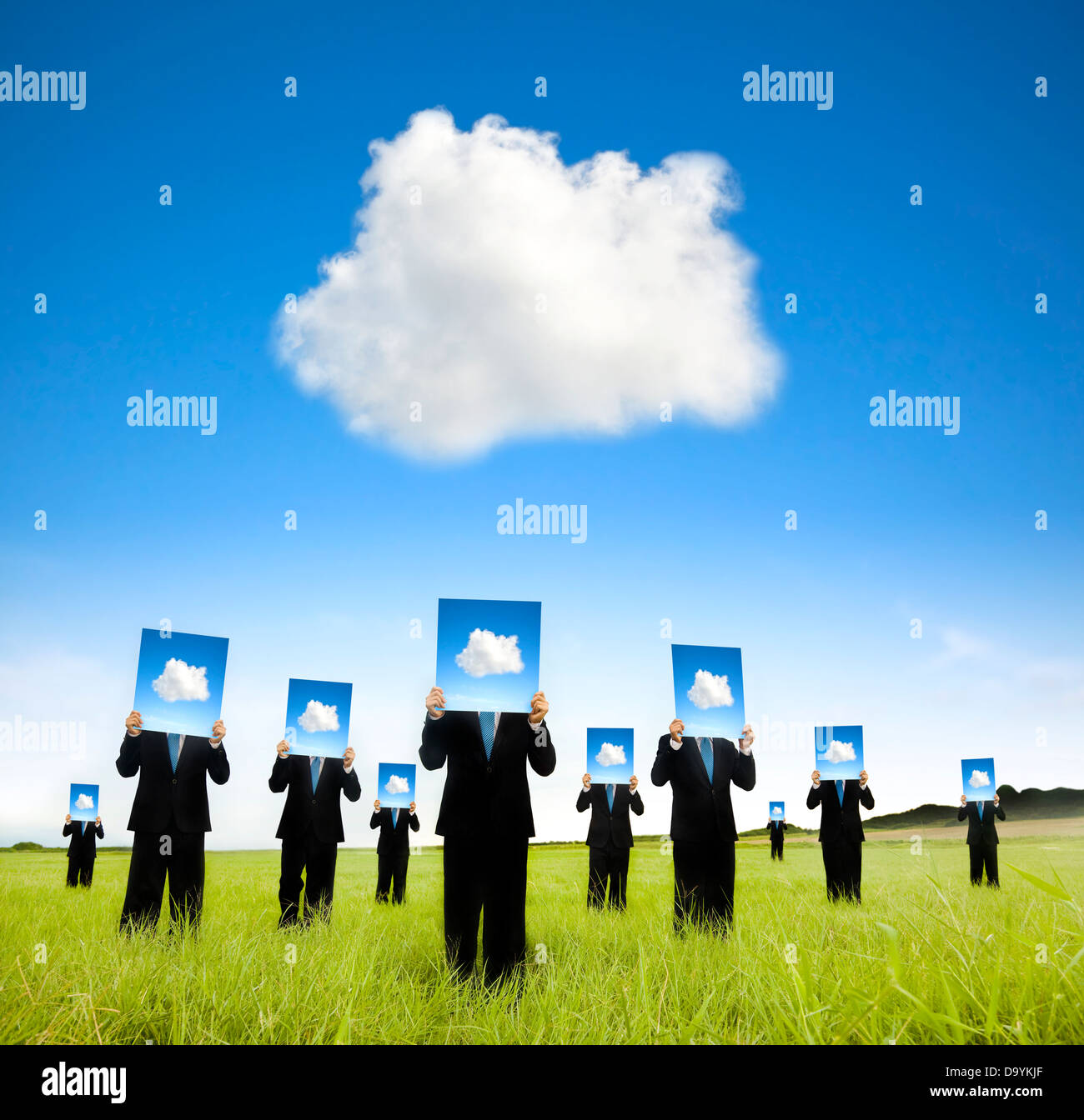 Il cloud computing e il pensiero di business concetto. imprenditore che mostra il cloud pensando di bordo su campo Foto Stock