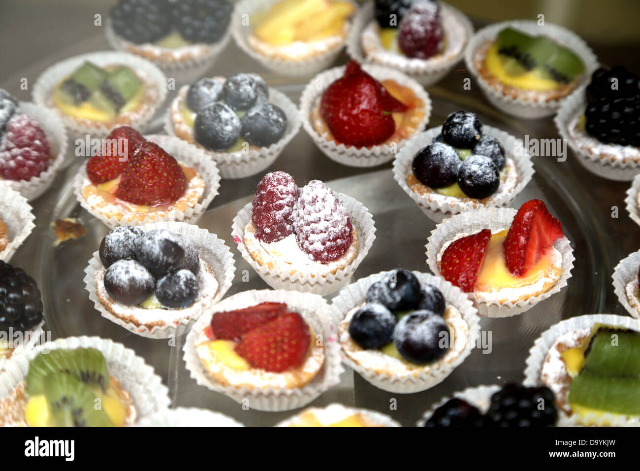 Crostate di frutta in mostra a Milano Italia Foto Stock