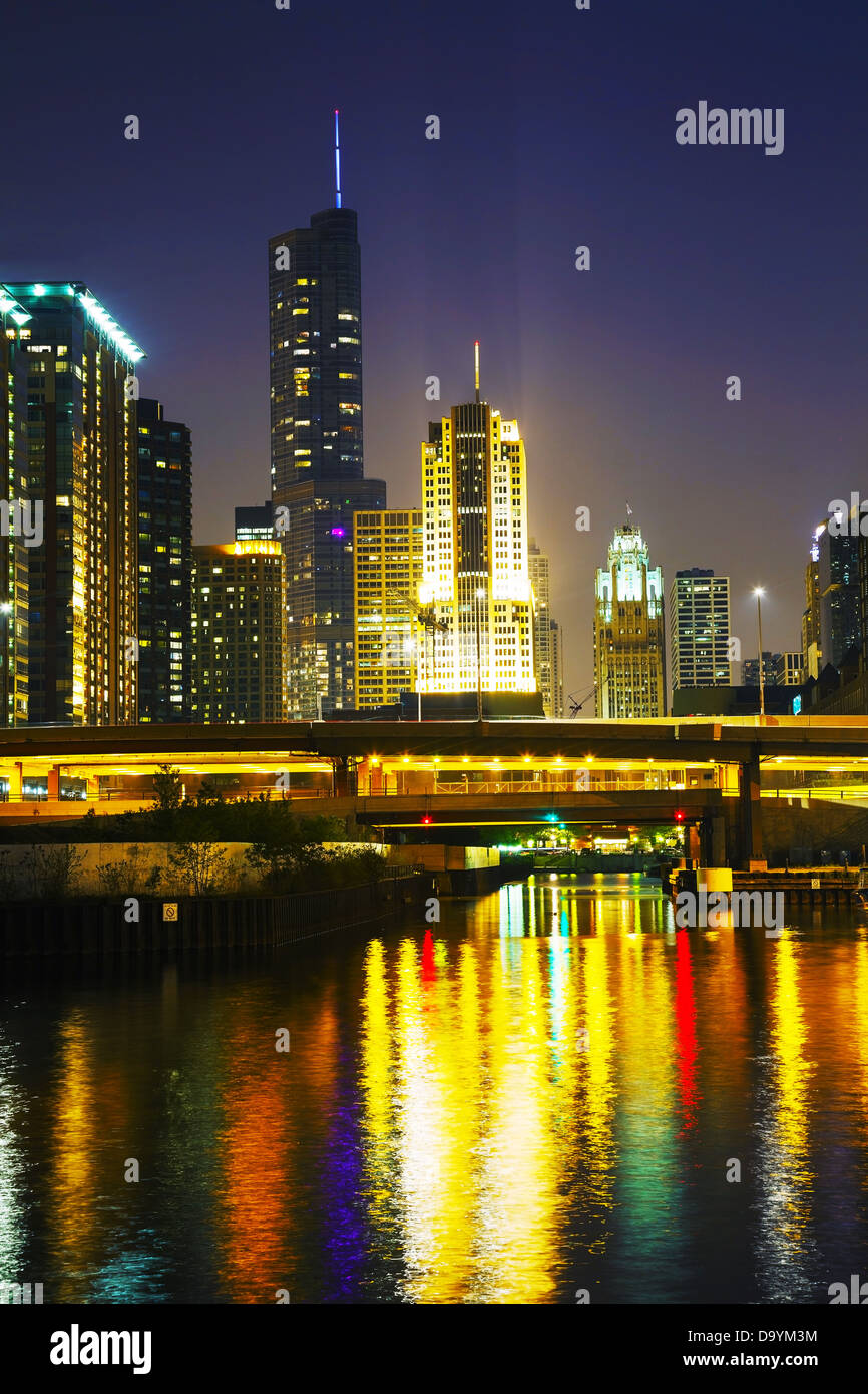 Chicago Downtown con Trump International Hotel and Tower a Chicago, Illinois Foto Stock