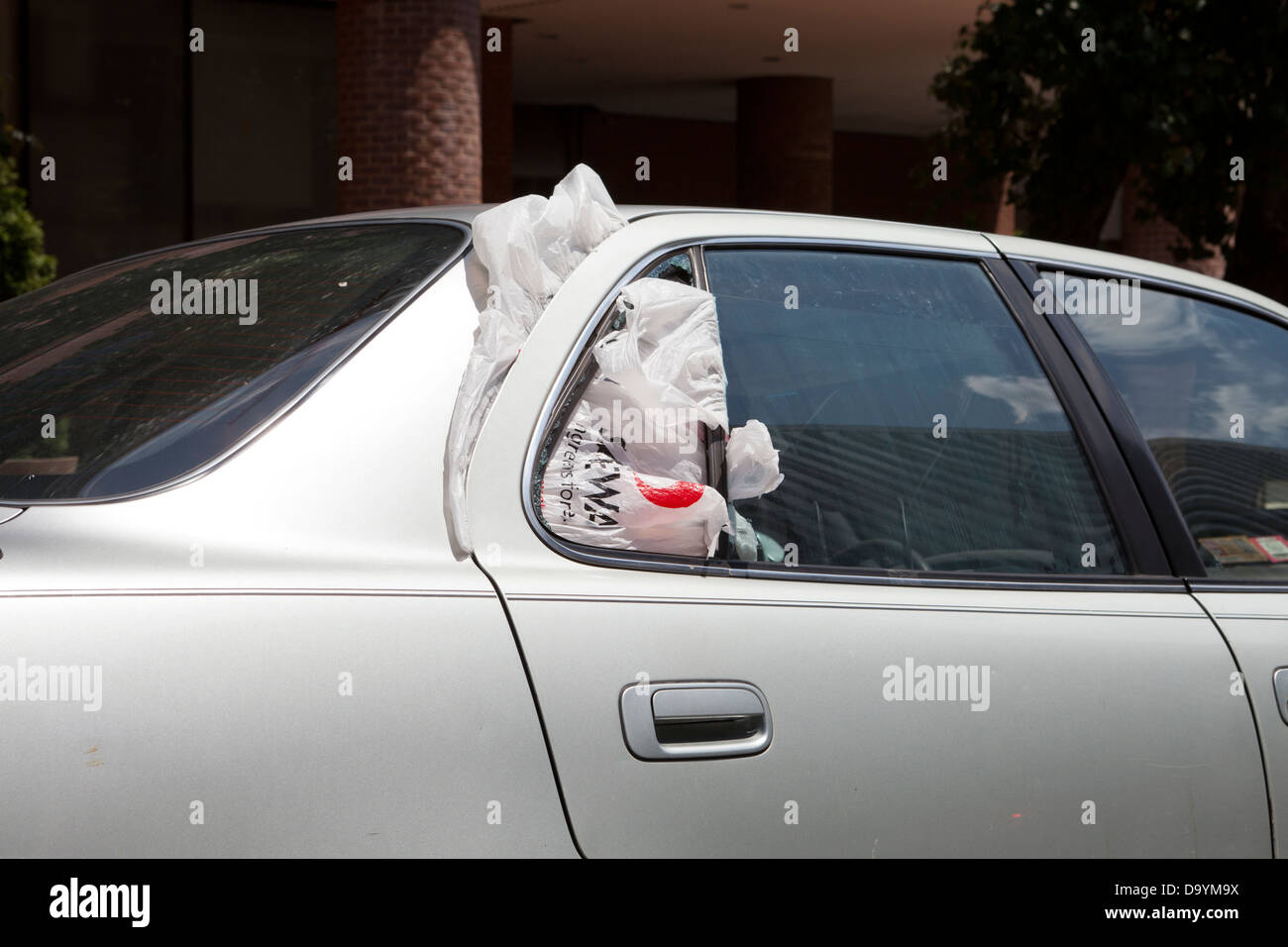 Rotto il finestrino posteriore di un auto - USA Foto stock - Alamy