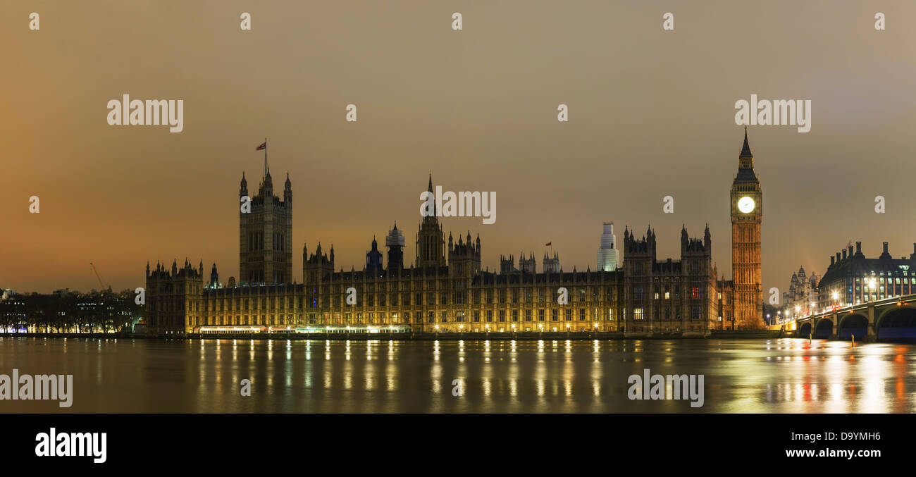 Il palazzo del parlamento con il Big Ben panorama di Londra di notte Foto Stock
